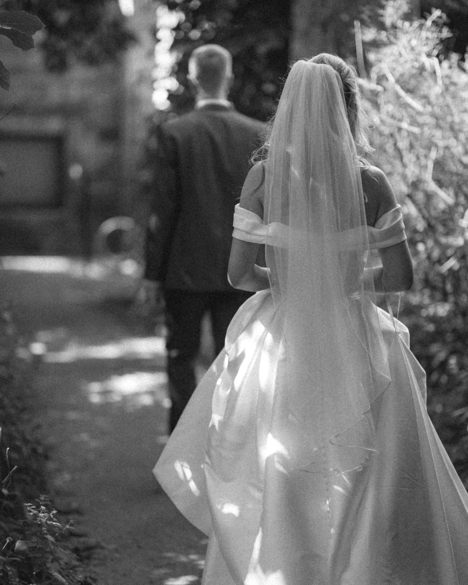 Novia de espalda con el velo largo, en blanco y negro